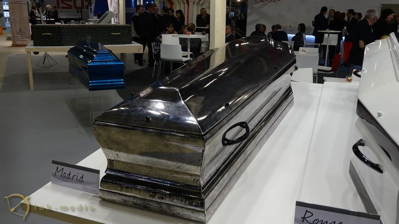 Гробы на парижской похоронной выставке